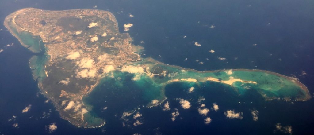 春の石垣島上空