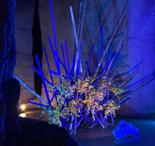 地下に展開される石のアート