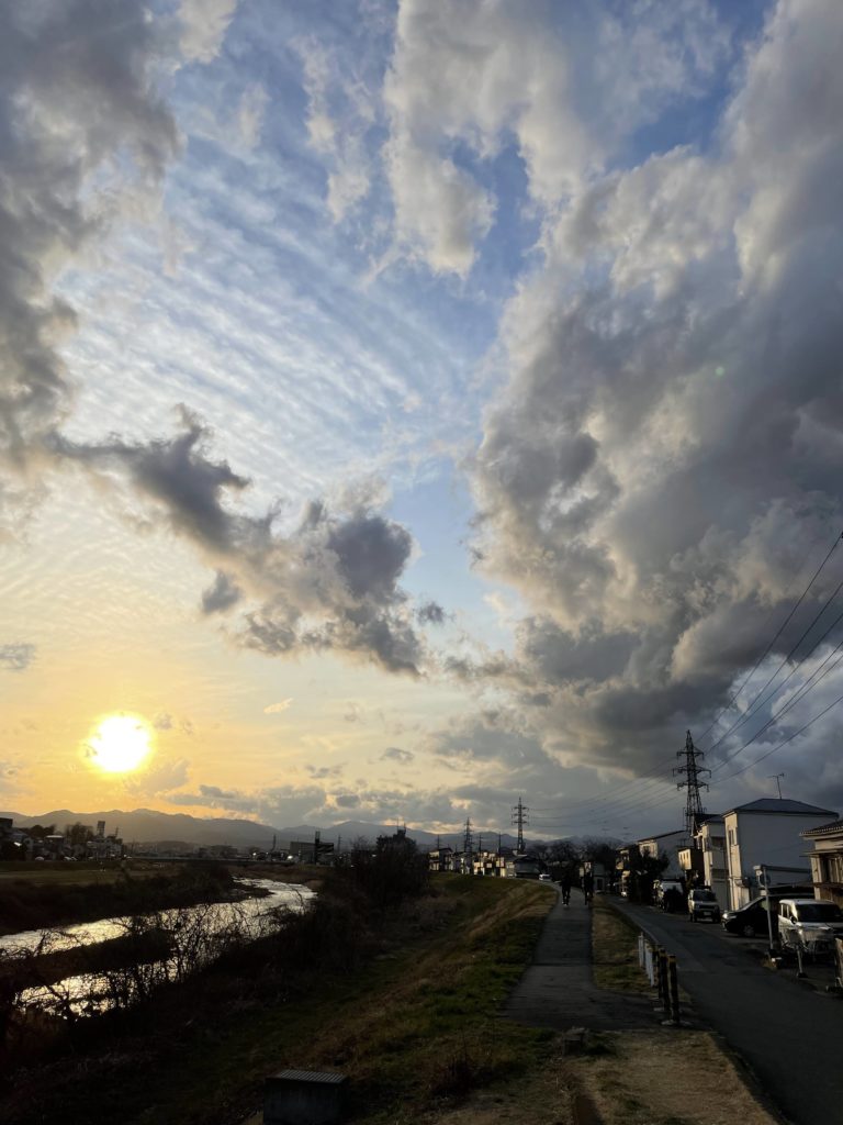 不思議な空・暁橋にて