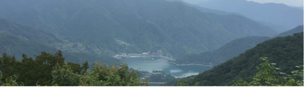 遥か眼下に奥多摩湖