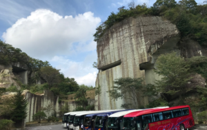 遠い昔から続く大谷石採掘場跡の外観