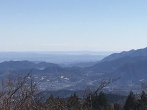 相模湾方向に目をやると江の島や三浦半島もみえます