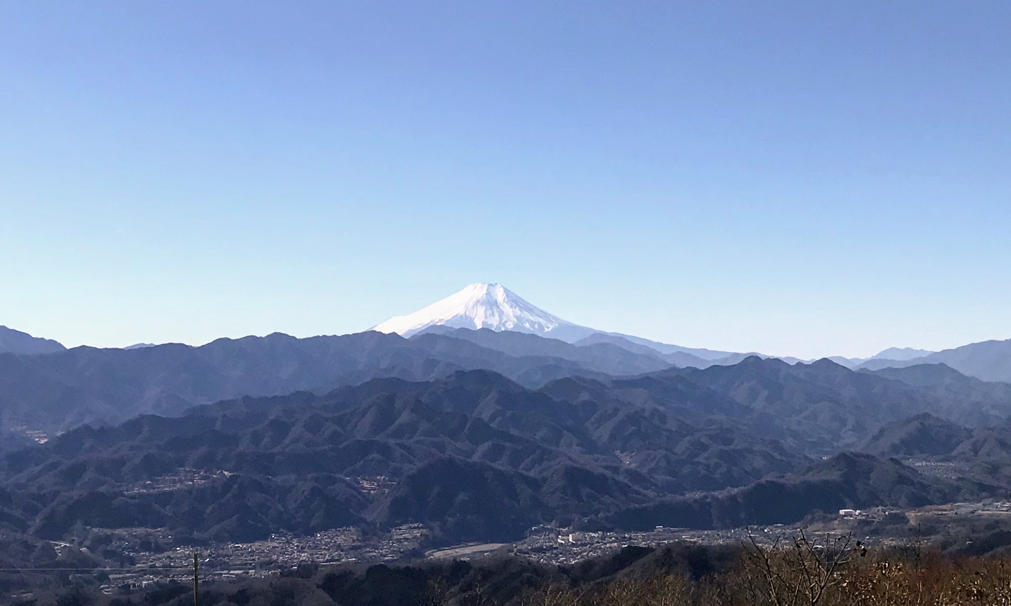 澄んだ大気の中の富士山