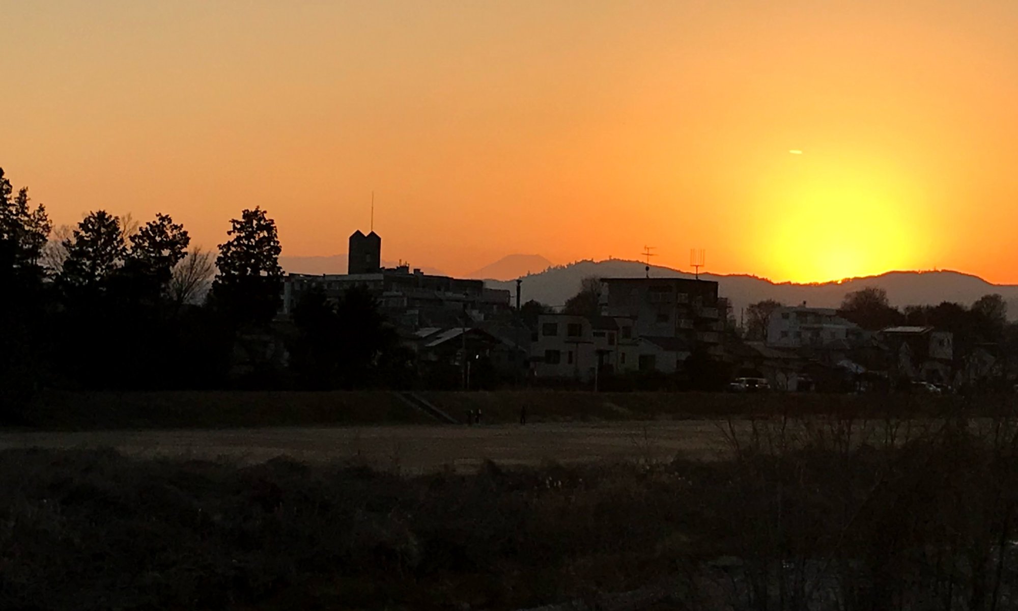 夕暮れの浅川、遠くには富士山