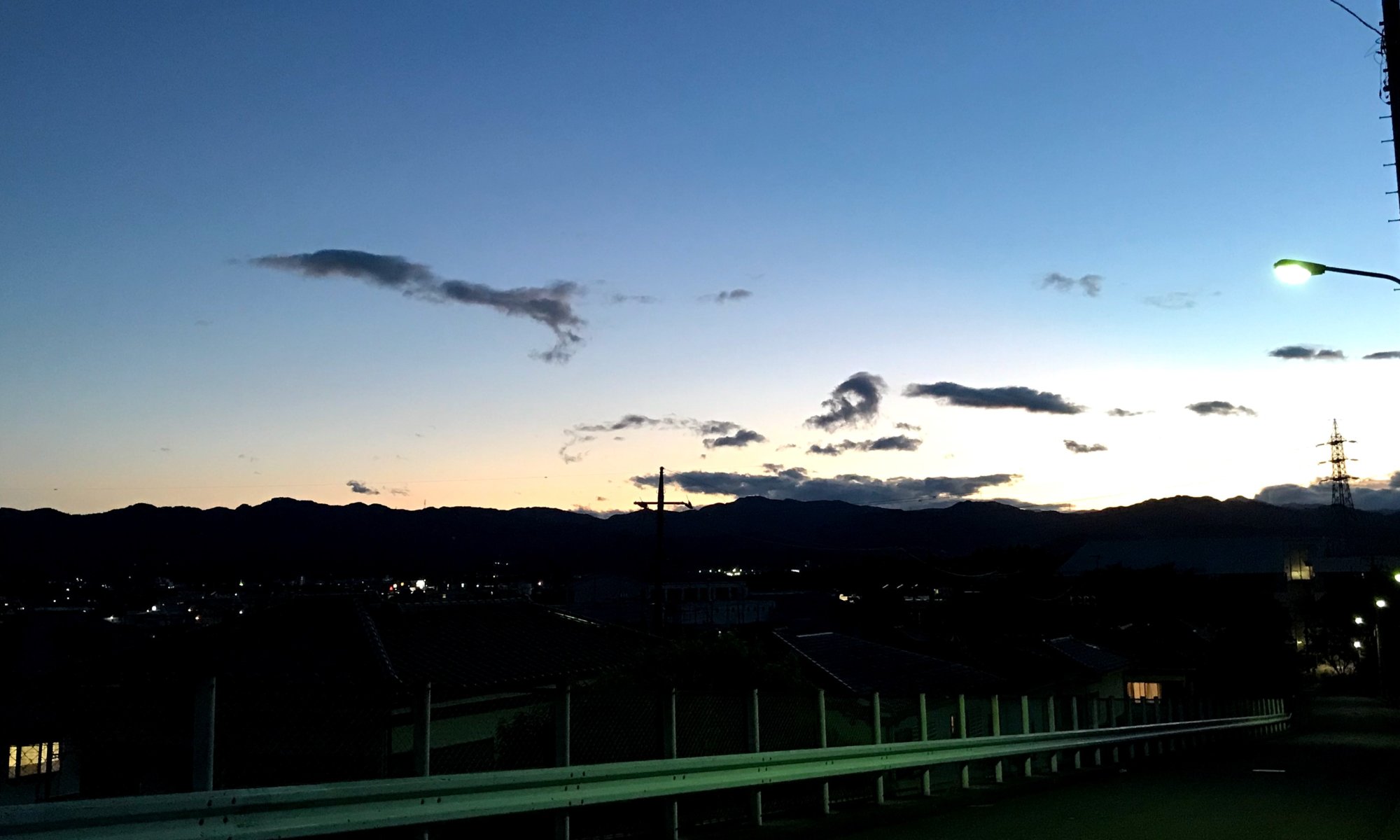 夏至の夕暮(甲の原中学の坂)