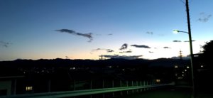 夏至の夕暮(甲の原中学の坂)
