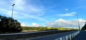 美しい青空と雲の調和・新滝山街道