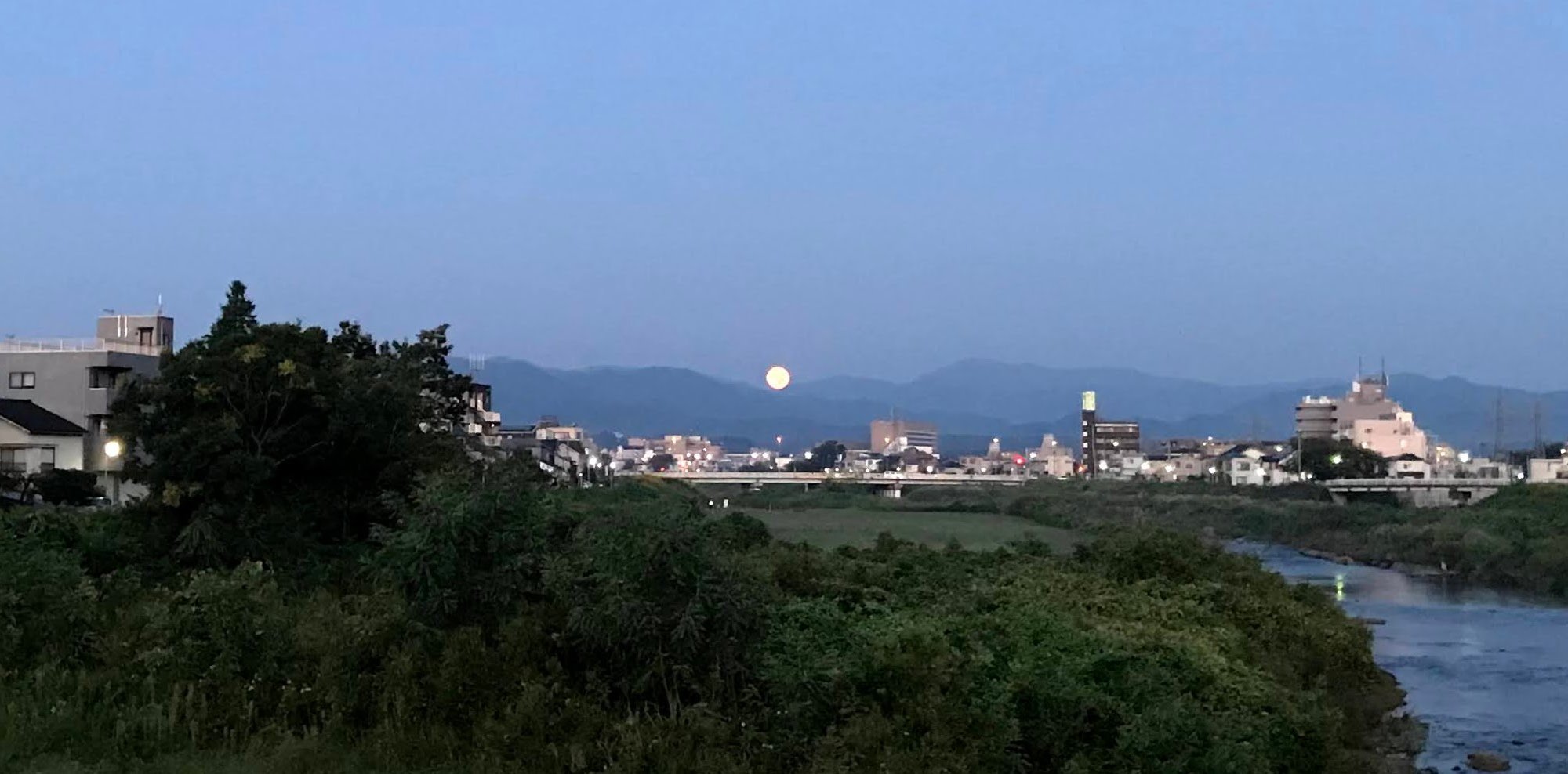 山の端に沈む早朝の中秋の名月