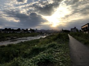 浅川・暁橋に上る早朝の太陽