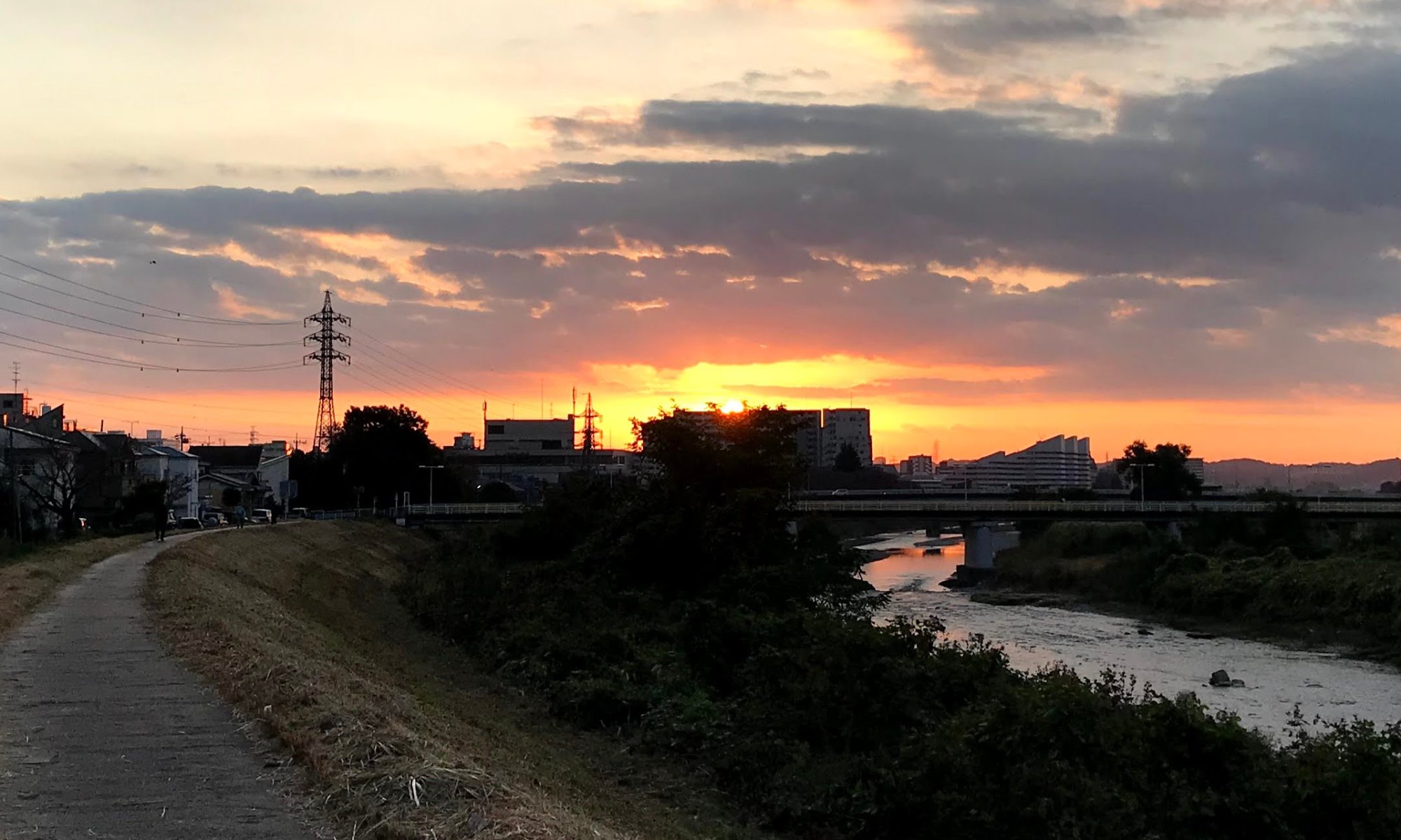 浅川・暁橋に上る早朝の太陽