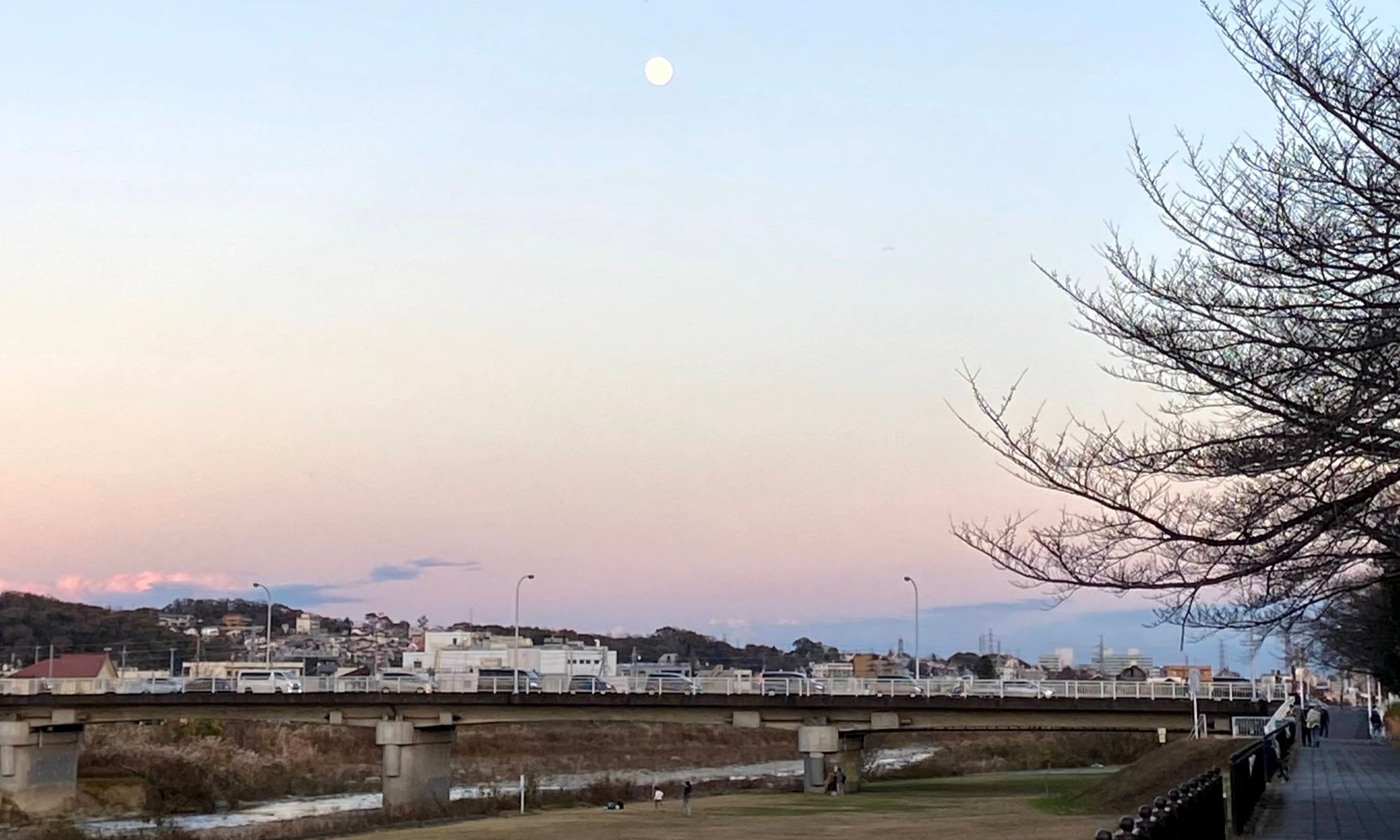 夕暮れ時の南浅川と遠くに満月