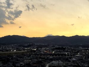 夕暮れの中野町、遠くに富士山