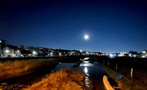 満月輝く浅川