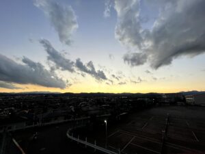 夕暮れの中野町・広角にて
