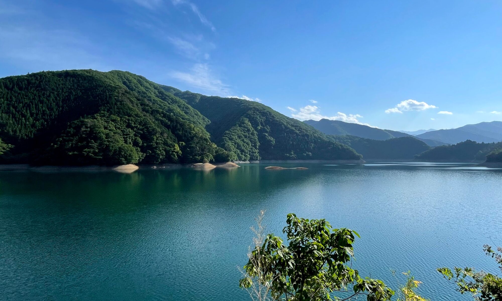 コロナ禍、紺碧の空、緑輝く奥多摩湖の懐