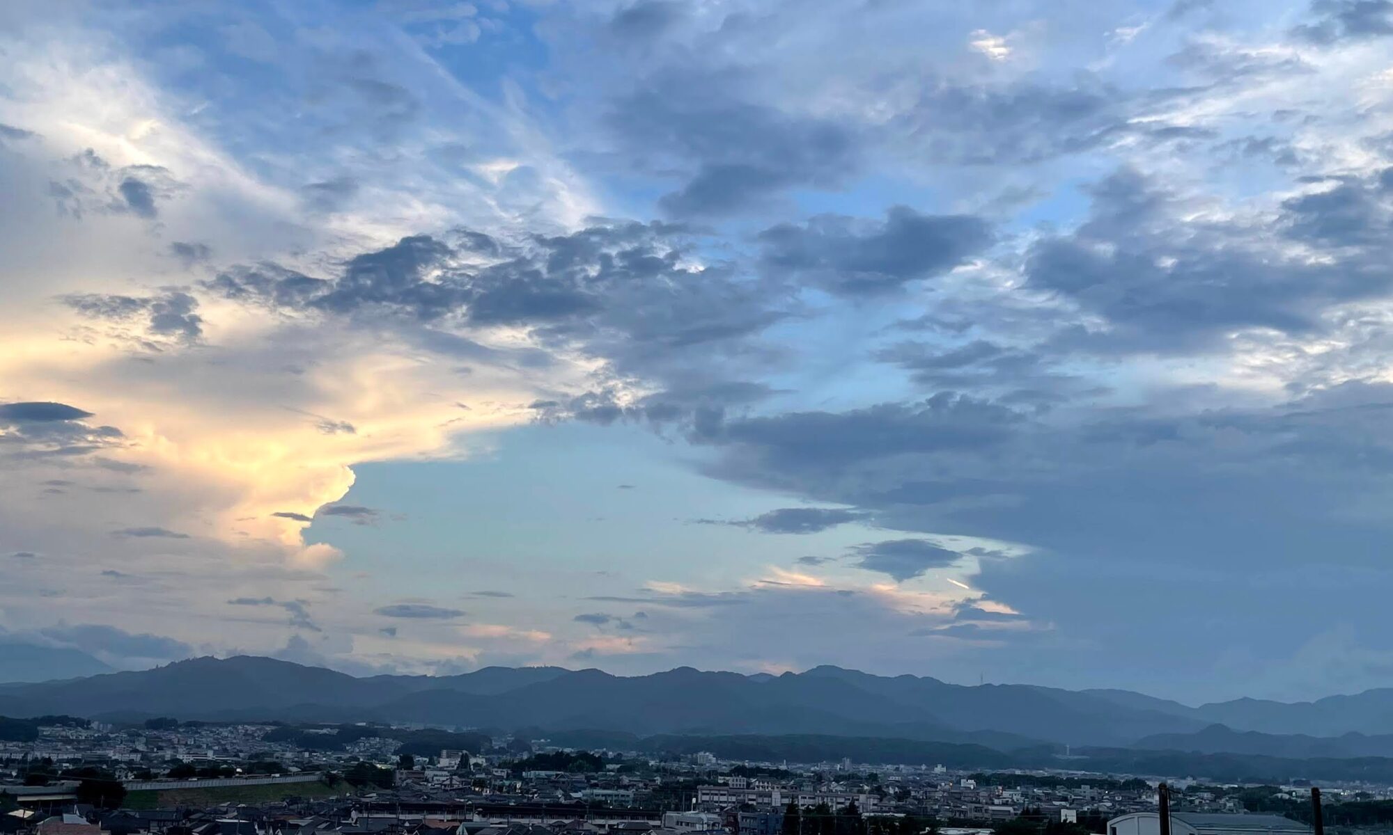 瞬間をつなぐ光と雲