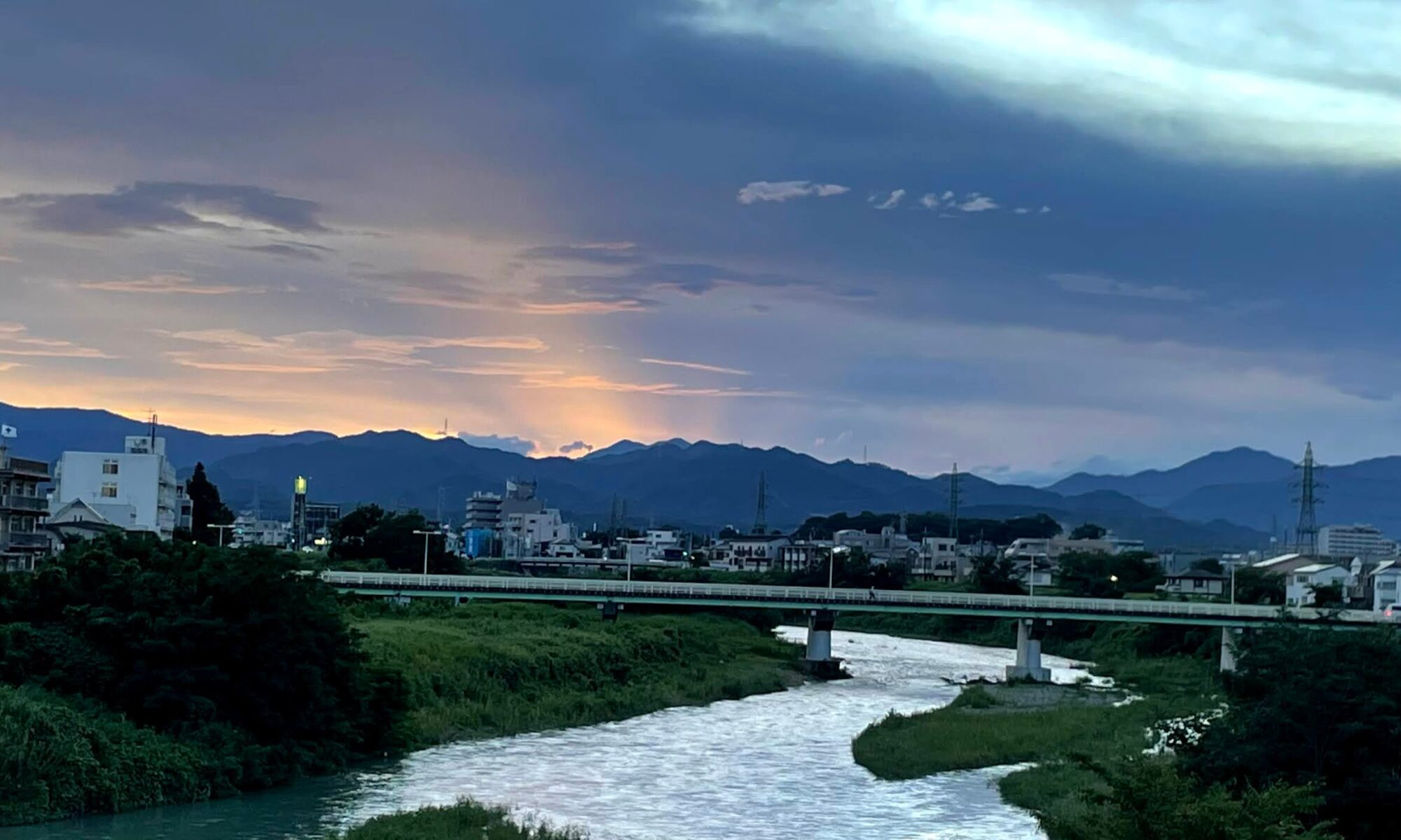 浅川・夕日が創る影絵