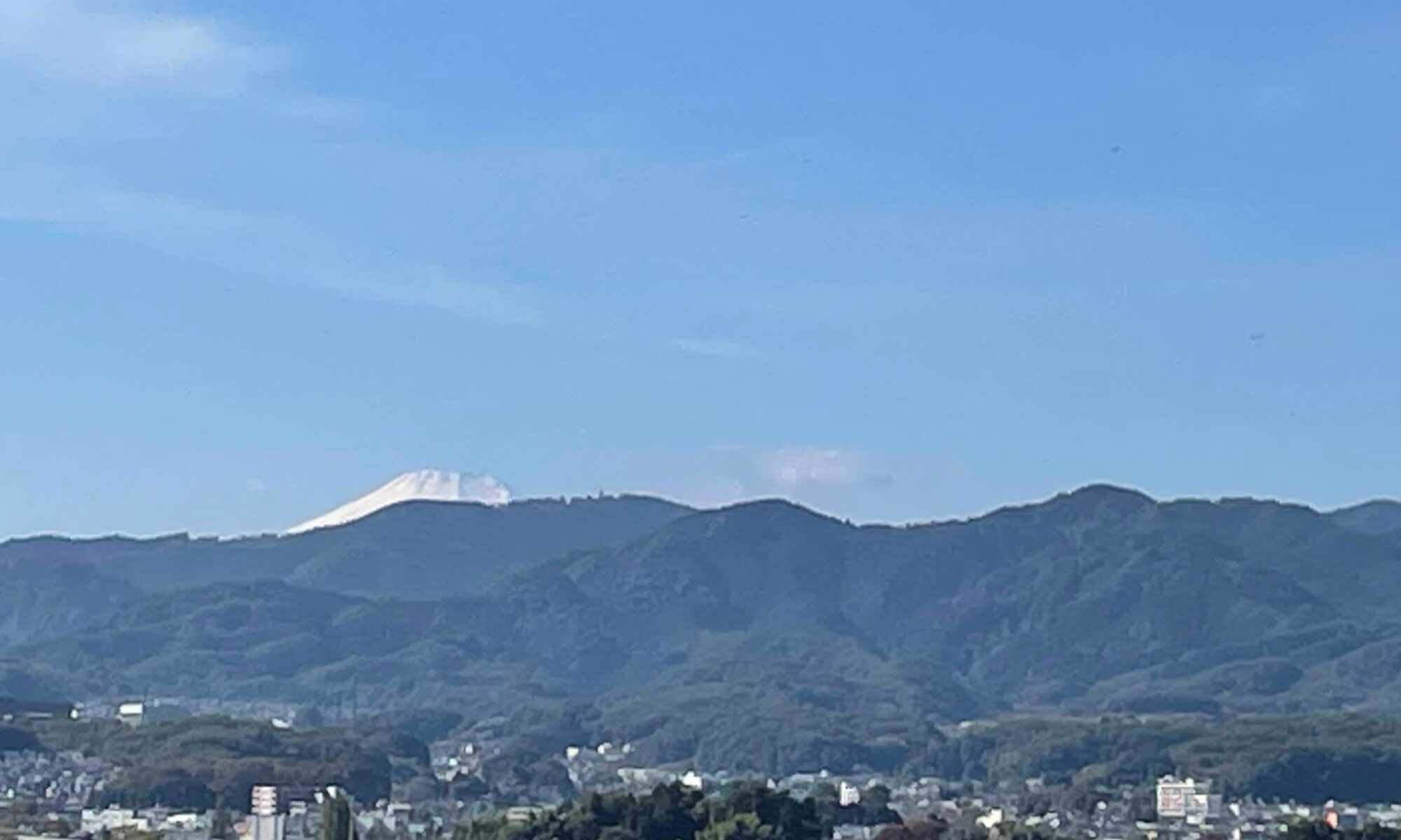 遠く冠雪の富士