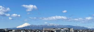 ビル越しに富士山と丹沢連峰