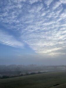 朝霧に煙る浅川