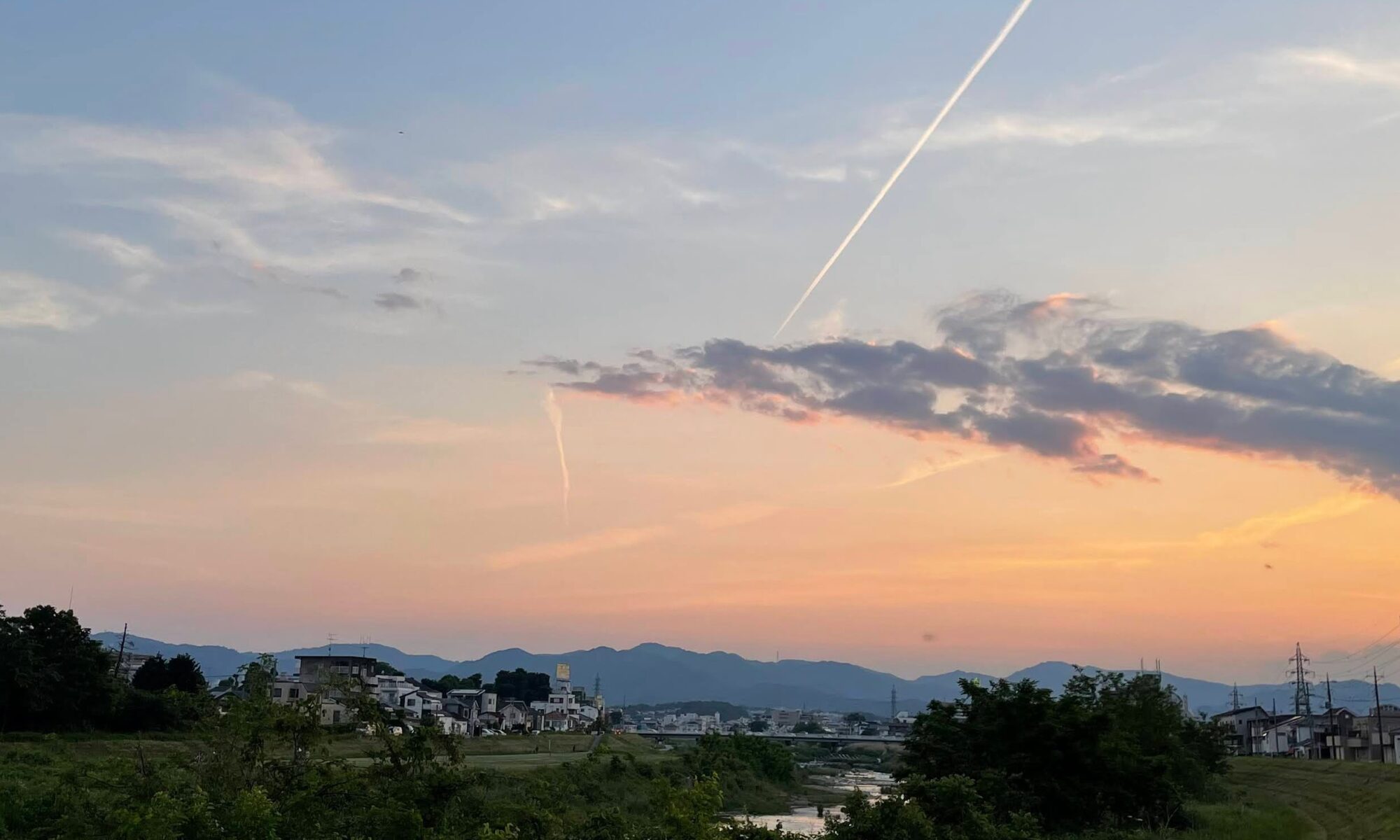 夕暮れに一条の飛行機雲(浅川)