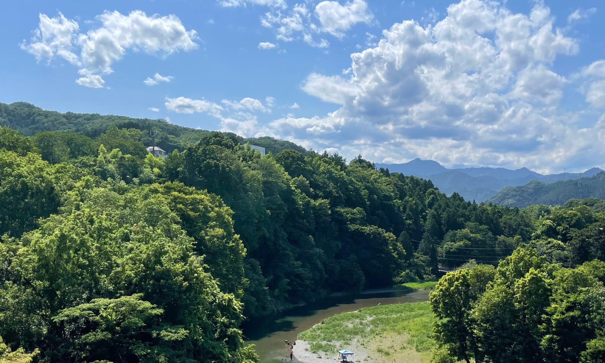 川遊びが始まった秋川の風景