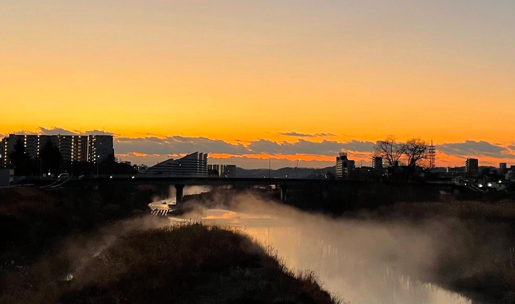 川霧とともに明ける浅川